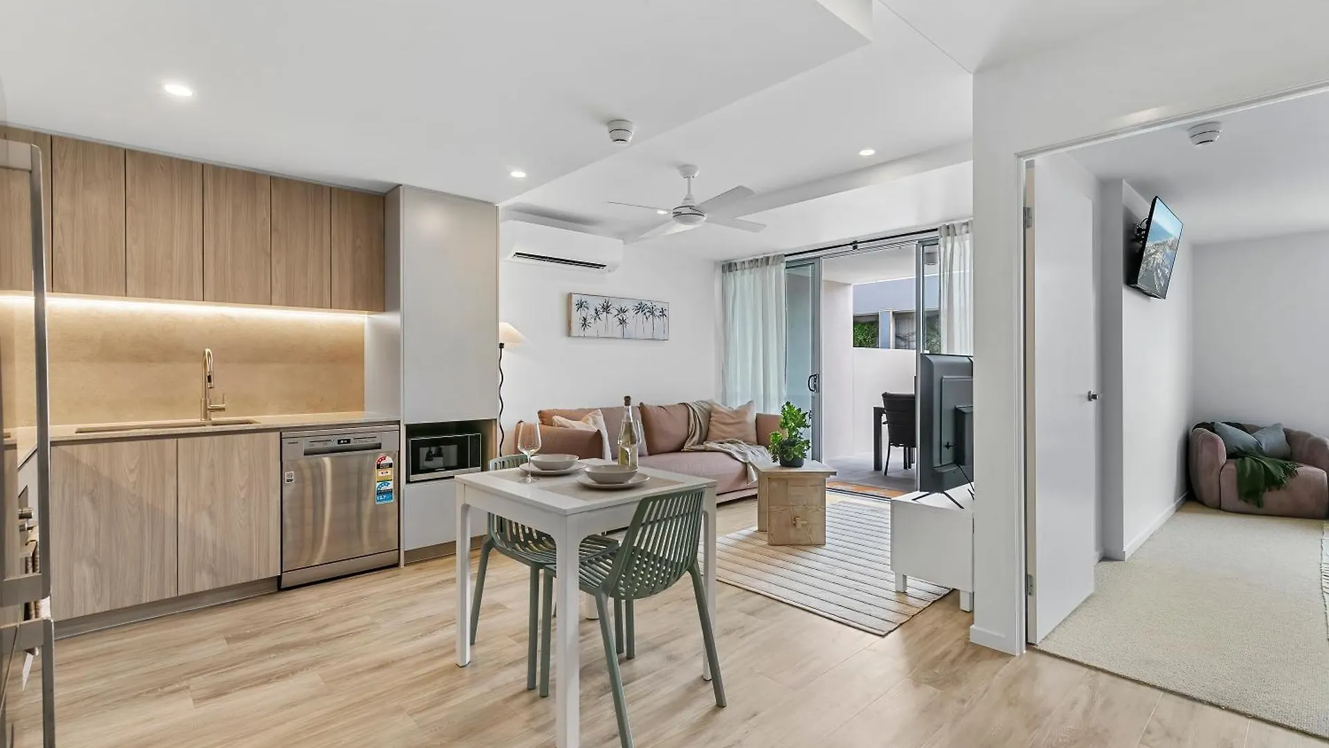 Apartment Lowanna Livin, Footsteps To Surf, Shop And Dine On The Sunshine Coast Buddina